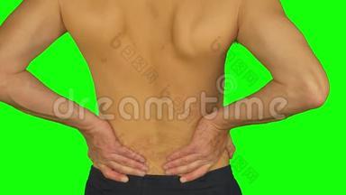 男人用手掌摩擦他的下背部，因为背部疼痛。 成年白种人后景。